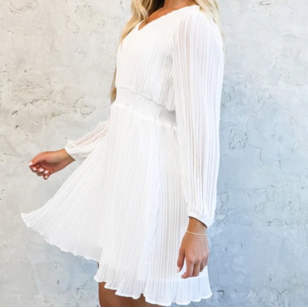 Elegant White Pleated Dress - Picture 3 of 5